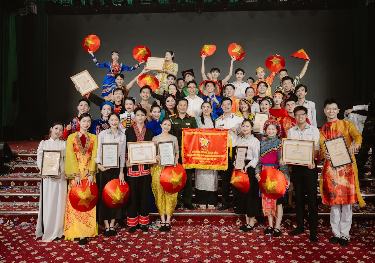 Đội trường ĐH Đông Á giành được nhiều giải thưởng tại Liên hoan. Đội trường ĐH Đông Á giành được nhiều giải thưởng tại Liên hoan.