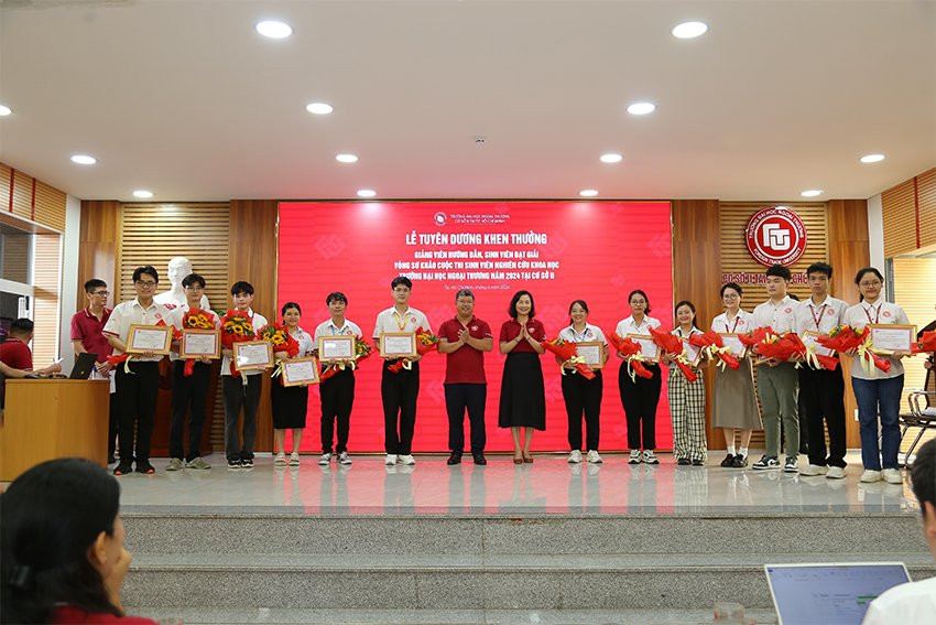 Các bạn 'Sinh viên 5 tốt' tiêu biểu xuất sắc được trao giải thưởng tại Vòng Sơ khảo cuộc thi Sinh viên Nghiên cứu khoa học trường ĐH Ngoại thương (Cơ sở II). Các bạn 'Sinh viên 5 tốt' tiêu biểu xuất sắc được trao giải thưởng tại Vòng Sơ khảo cuộc thi Sinh viên Nghiên cứu khoa học trường ĐH Ngoại thương (Cơ sở II).