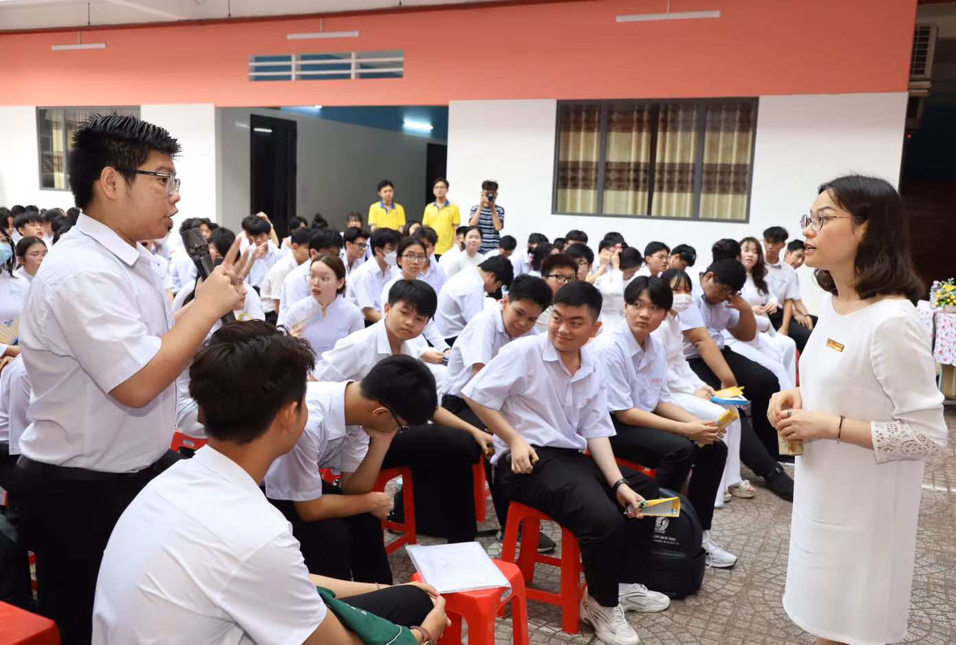 ThS tâm lý Trần Thị Thanh Trà trò chuyện cùng các em học sinh. (Ảnh: Ngô Tùng) ThS tâm lý Trần Thị Thanh Trà trò chuyện cùng các em học sinh. (Ảnh: Ngô Tùng)