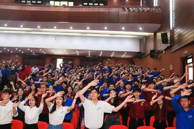 Thông qua các hoạt động trải nghiệm thực tiễn, các báo cáo viên sẽ được tiếp thêm lửa truyền thống, tăng cường giao lưu, gắn kết, rèn luyện kỹ năng tuyên truyền miệng. Thông qua các hoạt động trải nghiệm thực tiễn, các báo cáo viên sẽ được tiếp thêm lửa truyền thống, tăng cường giao lưu, gắn kết, rèn luyện kỹ năng tuyên truyền miệng.