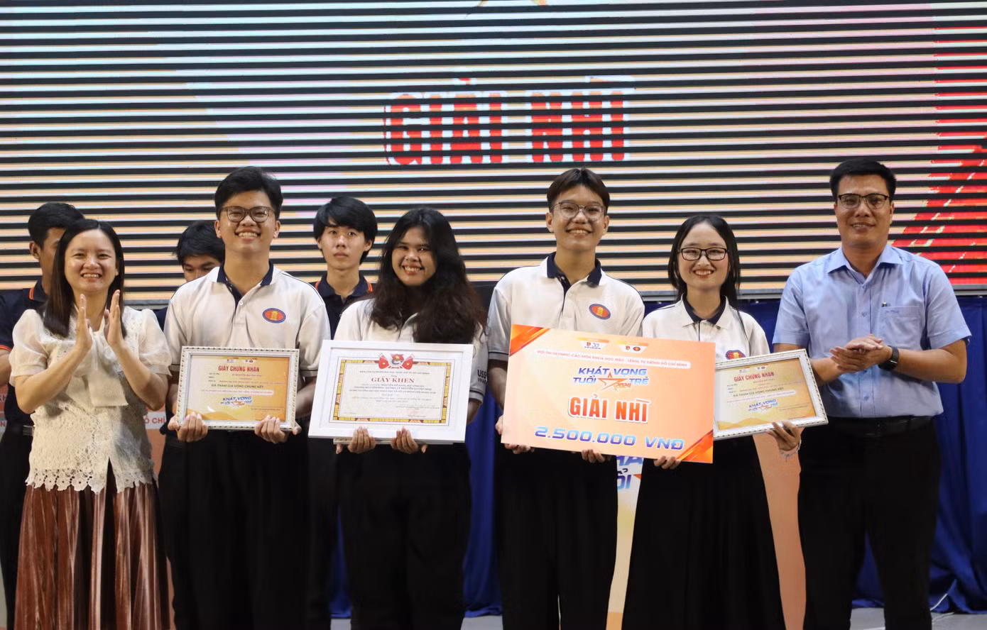 Đội thi trường ĐH KHXH&amp;NV đoạt giải Nhì tại Hội thi.