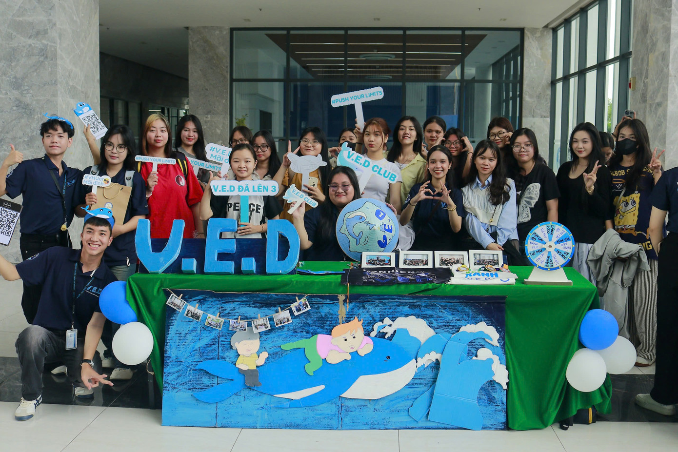 Nói về cảm xúc ngày nhập học, nhiều sinh viên chia sẻ bản thân cảm thấy háo hức và tự hào vì đây là thành quả của một quá trình cố gắng trong suốt những năm qua.