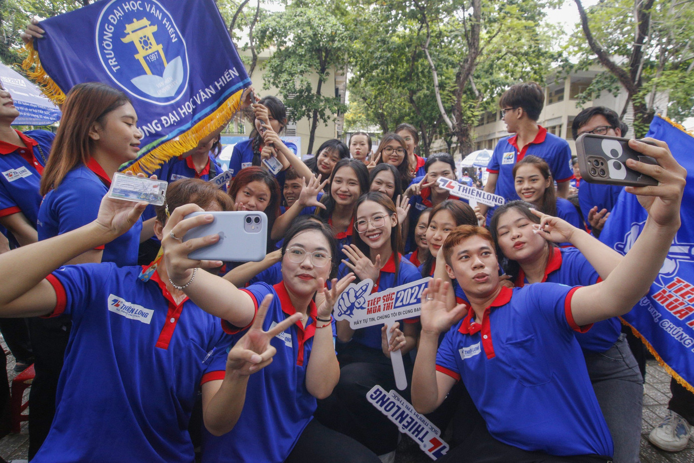 Hoa hậu Thế giới Việt Nam 2022 Lê Nguyễn Bảo Ngọc (chính giữa, đeo kính) là đại sứ đồng hành cùng các chiến sĩ chương trình 'Tiếp sức mùa thi' năm 2024. Hoa hậu Thế giới Việt Nam 2022 Lê Nguyễn Bảo Ngọc (chính giữa, đeo kính) là đại sứ đồng hành cùng các chiến sĩ chương trình 'Tiếp sức mùa thi' năm 2024.