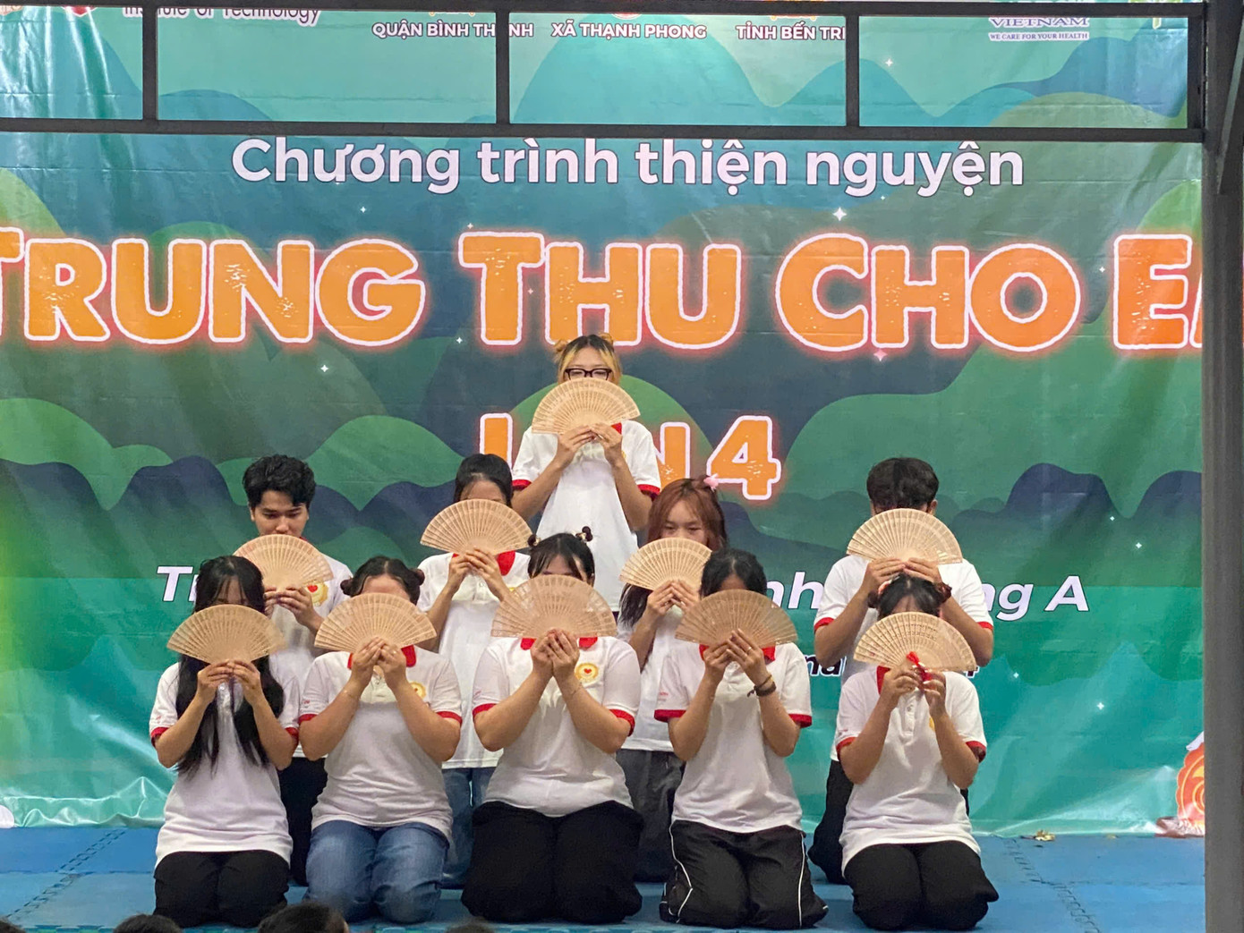 Các bạn trẻ đã dành nhiều thời gian tập luyện các tiết mục để có màn trình diễn sôi động dành tặng cho các em nhỏ.