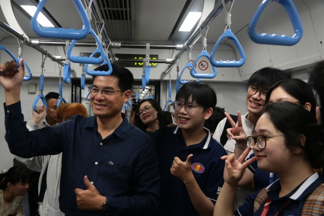 Chú ý phải bám chắc khi tàu chạy. Chú ý phải bám chắc khi tàu chạy.