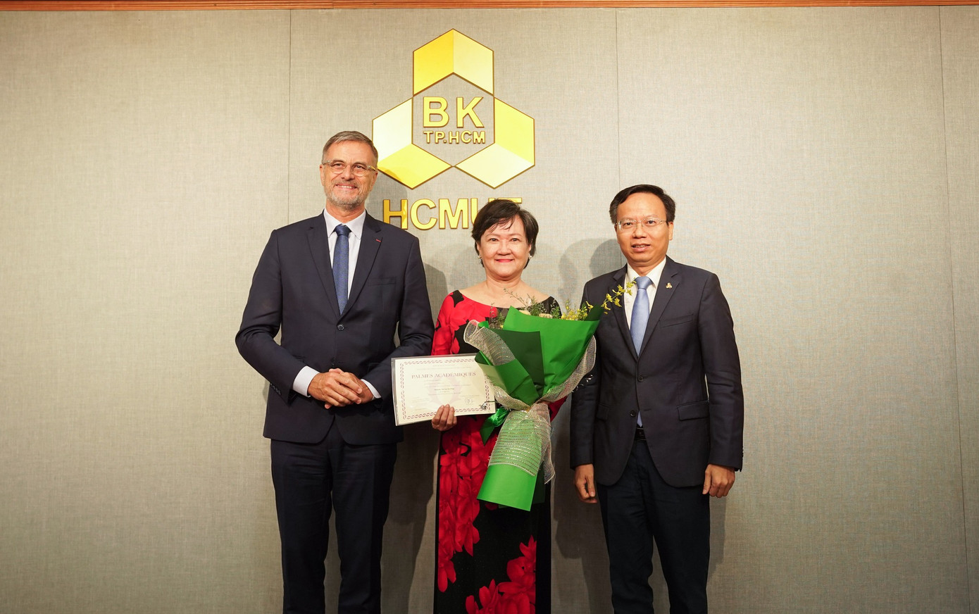 TS Phan Thị San Hà nhận Huân chương Cành cọ Hàn lâm của Chính phủ Pháp trao tặng.