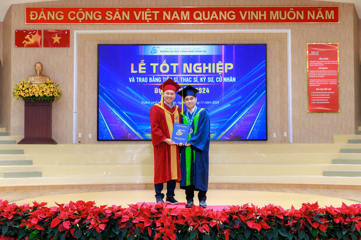 Trần Siêu tại Lễ tốt nghiệp mới đây. Trần Siêu tại Lễ tốt nghiệp mới đây.