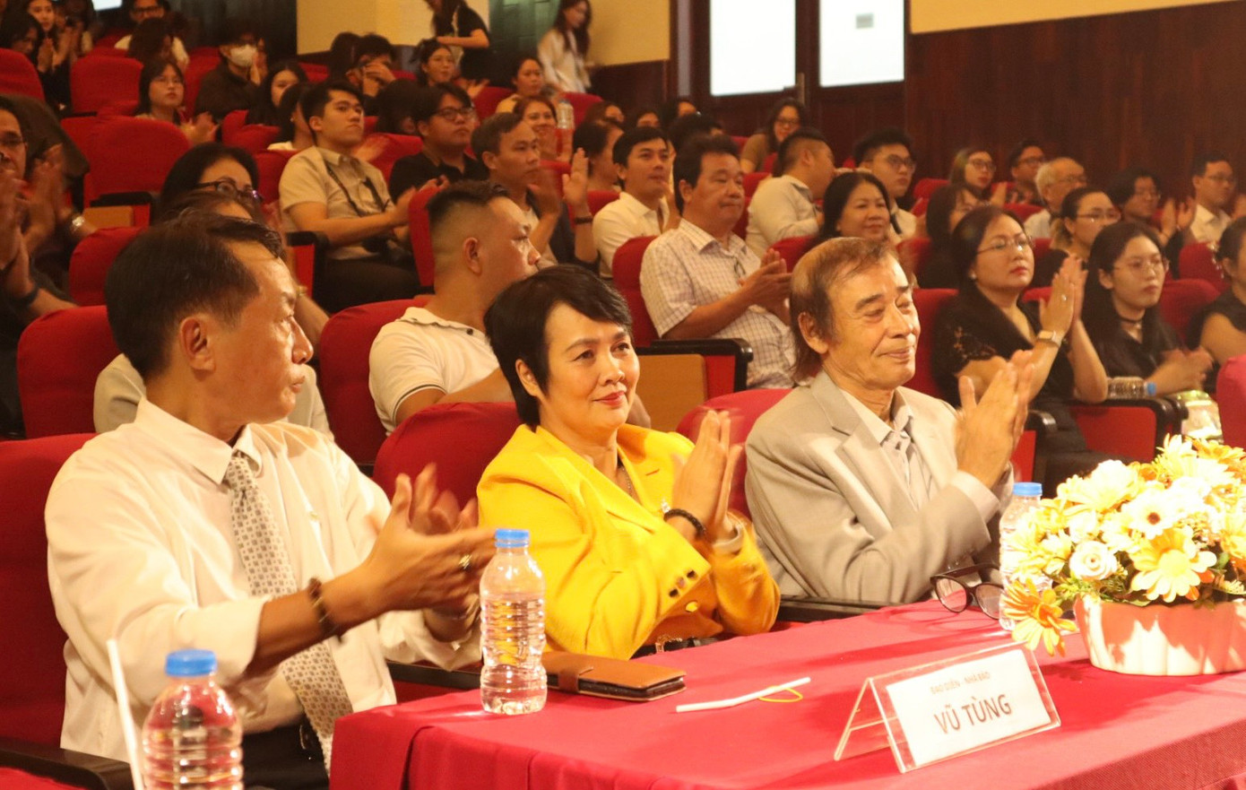 Ban Giám khảo của LHP gồm: NSND Đào Bá Sơn, biên kịch Nguyễn Thị Minh Diệu, Nhà báo Nguyễn Thanh Tùng. Ban Giám khảo của LHP gồm: NSND Đào Bá Sơn, biên kịch Nguyễn Thị Minh Diệu, Nhà báo Nguyễn Thanh Tùng.