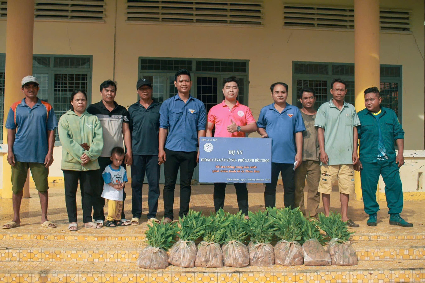 Sài Gòn Thương’ thay mặt mạnh thường quân tặng 10.000 cây giống cho xã Phan Sơn, huyện Bắc Bình, tỉnh Bình Thuận. Sài Gòn Thương’ thay mặt mạnh thường quân tặng 10.000 cây giống cho xã Phan Sơn, huyện Bắc Bình, tỉnh Bình Thuận.