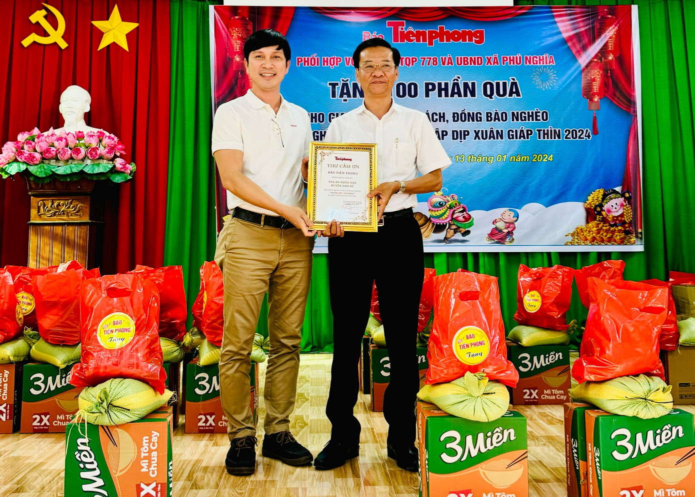 Nhà báo Trần Ngọc Lâm (bên trái) trao thư cảm ơn ông Nguyễn Ngọc Long - Phó Chánh án TAND huyện Nhà Bè (TP. HCM), là mạnh thường quân đồng hành cùng chương trình.