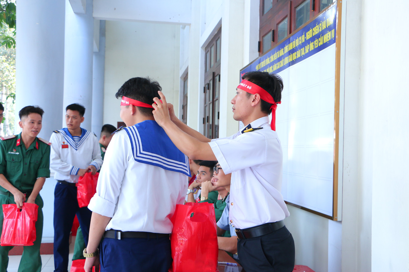 Văn Duy luôn nhiệt tình giúp đỡ mọi người trong các hoạt động. Văn Duy luôn nhiệt tình giúp đỡ mọi người trong các hoạt động.