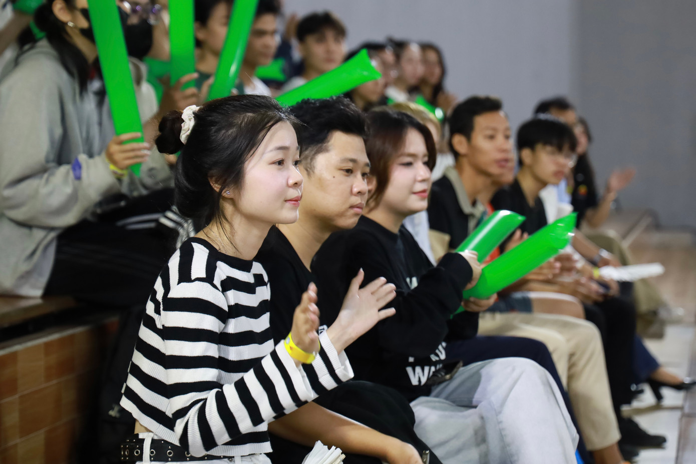 Khán giả sinh viên đến xem chương trình.