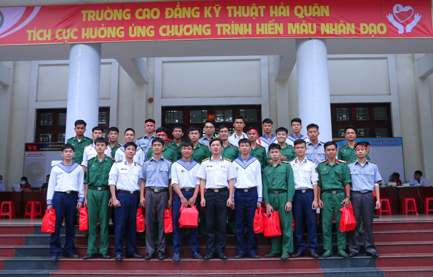 Văn Duy (thứ 6 hàng thứ nhất bên phải) chụp ảnh lưu niệm cùng các học viên sau khi kết thúc chương trình. Văn Duy (thứ 6 hàng thứ nhất bên phải) chụp ảnh lưu niệm cùng các học viên sau khi kết thúc chương trình.