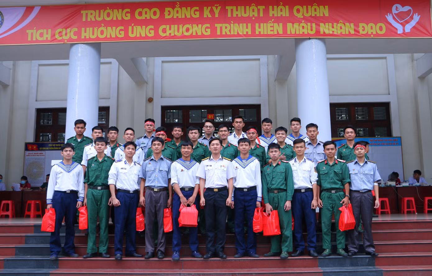Văn Duy (thứ 6 hàng thứ nhất bên phải) chụp ảnh lưu niệm cùng các học viên sau khi kết thúc chương trình.
