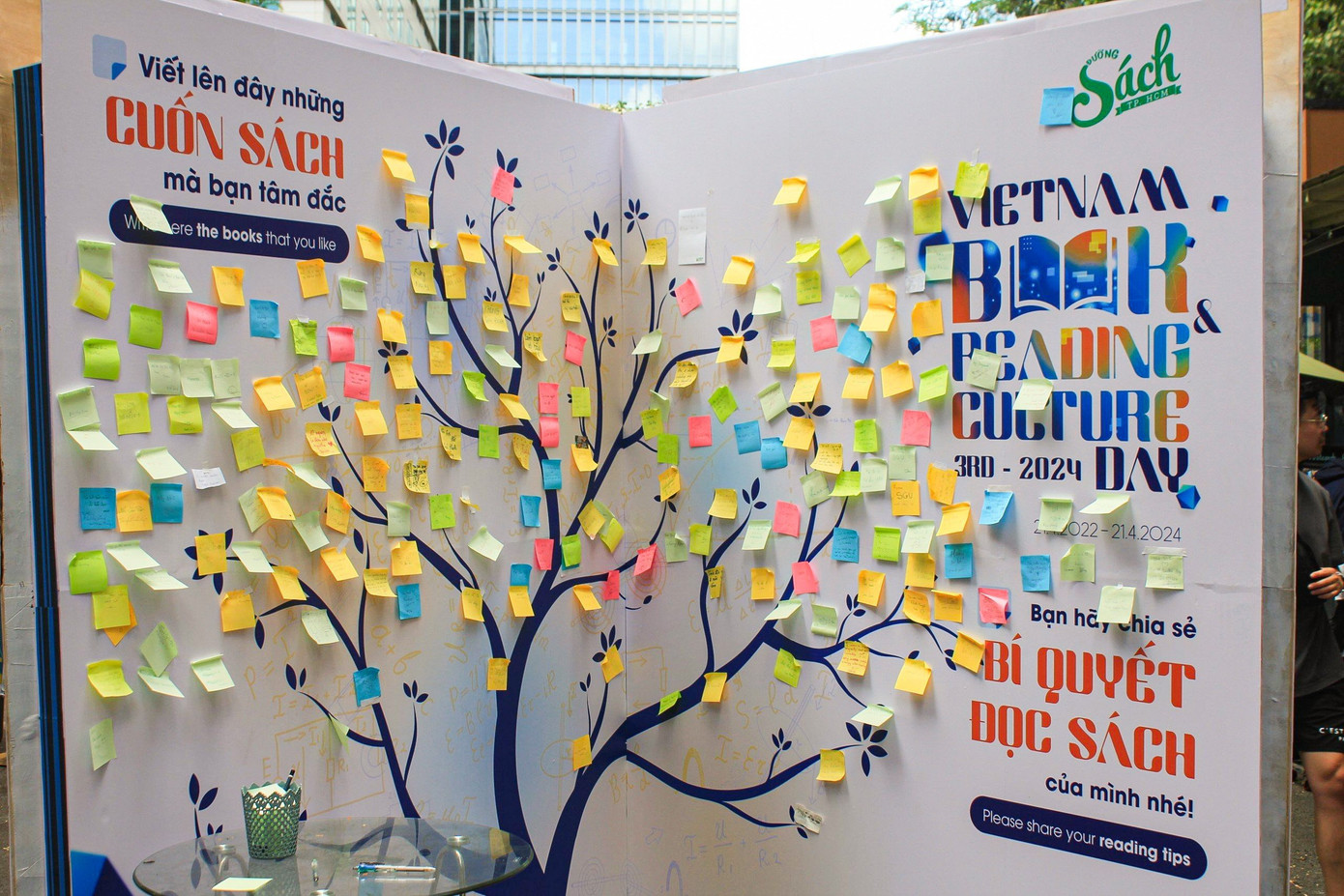 Một trong những hoạt động nổi bật tại ngày hội là “Cây tri thức”, nhằm chia sẻ những cuốn sách hay đến nhiều người, thúc đẩy phong trào đọc sách.