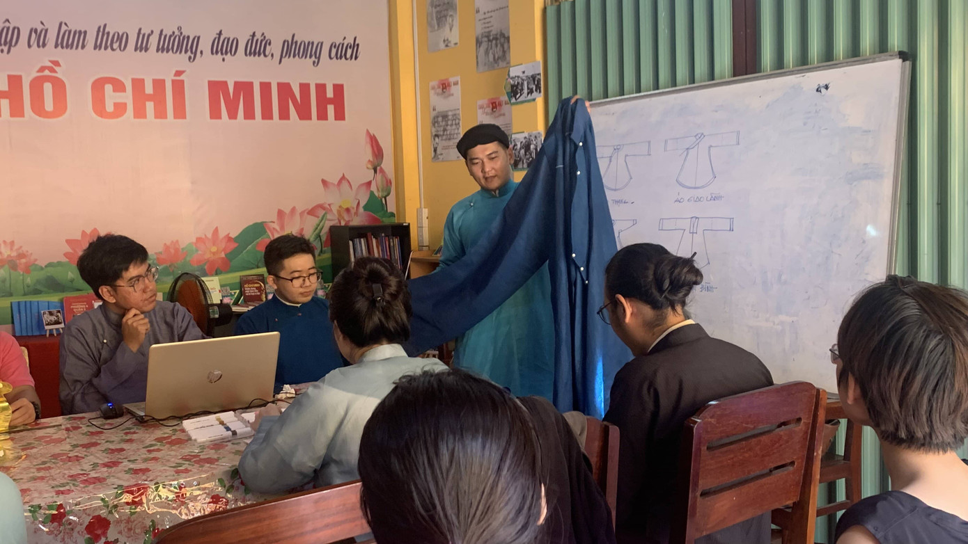 Các bạn trẻ được nghe giới thiệu về áo dài xưa của người Nam Bộ.