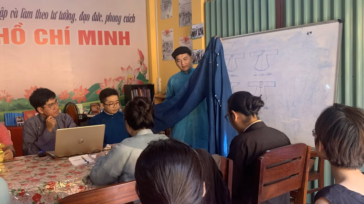 Các bạn trẻ được nghe giới thiệu về áo dài xưa của người Nam Bộ.