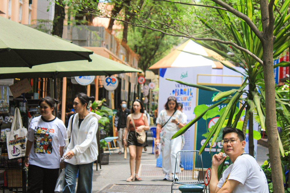 Đường sách Nguyễn Văn Bình (quận 1) luôn đông bạn trẻ tìm đến.