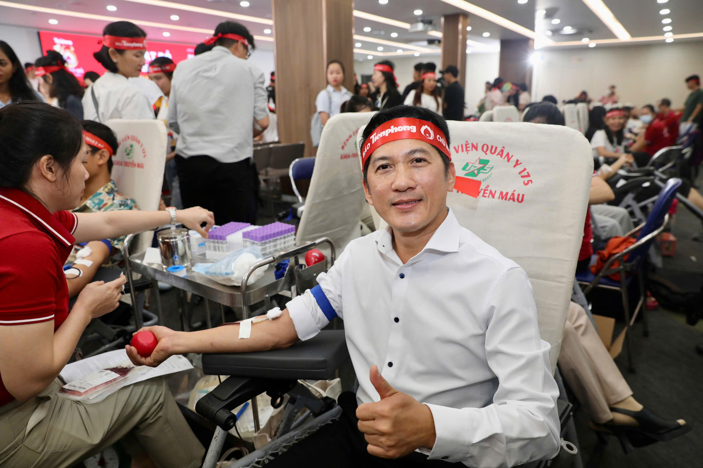 Ông Huỳnh Thiên Triều – Tổng Giám đốc Amway Việt Nam tham gia hiến máu tại Ngày hội. (Ảnh: Duy Anh)