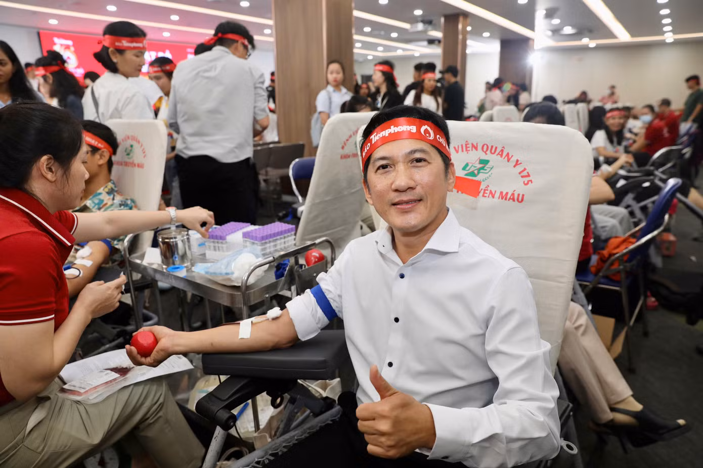 Ông Huỳnh Thiên Triều – Tổng Giám đốc Amway Việt Nam tham gia hiến máu tại Ngày hội. (Ảnh: Duy Anh)
