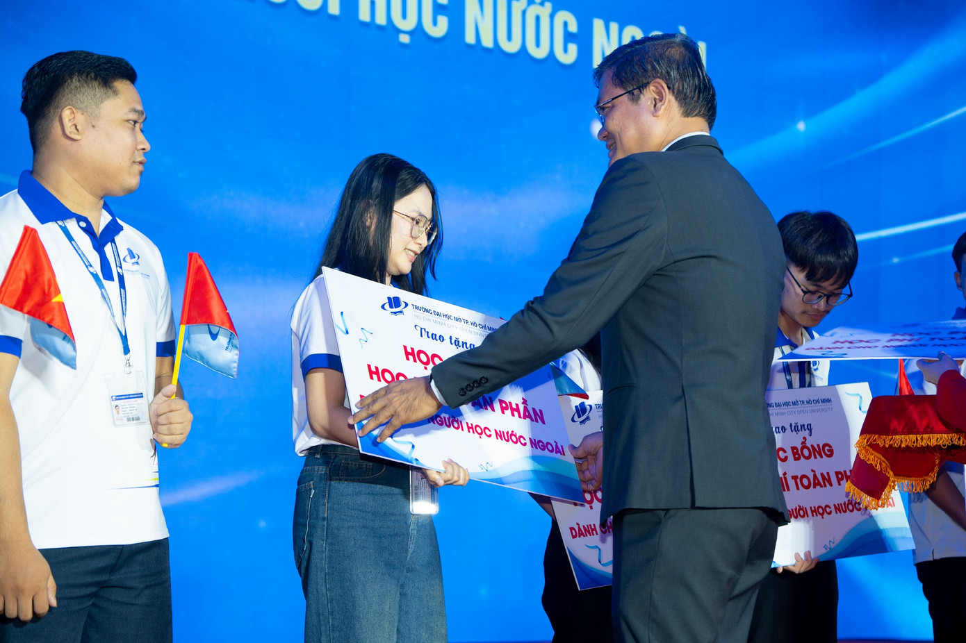 PGS. TS Nguyễn Minh Hà - Hiệu trưởng trường ĐH Mở TP. HCM trao học bổng cho các thủ khoa đầu vào năm học 2024 - 2025. PGS. TS Nguyễn Minh Hà - Hiệu trưởng trường ĐH Mở TP. HCM trao học bổng cho các thủ khoa đầu vào năm học 2024 - 2025.