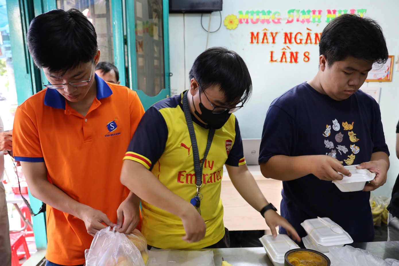 Các sinh viên phụ việc tại quán cơm.