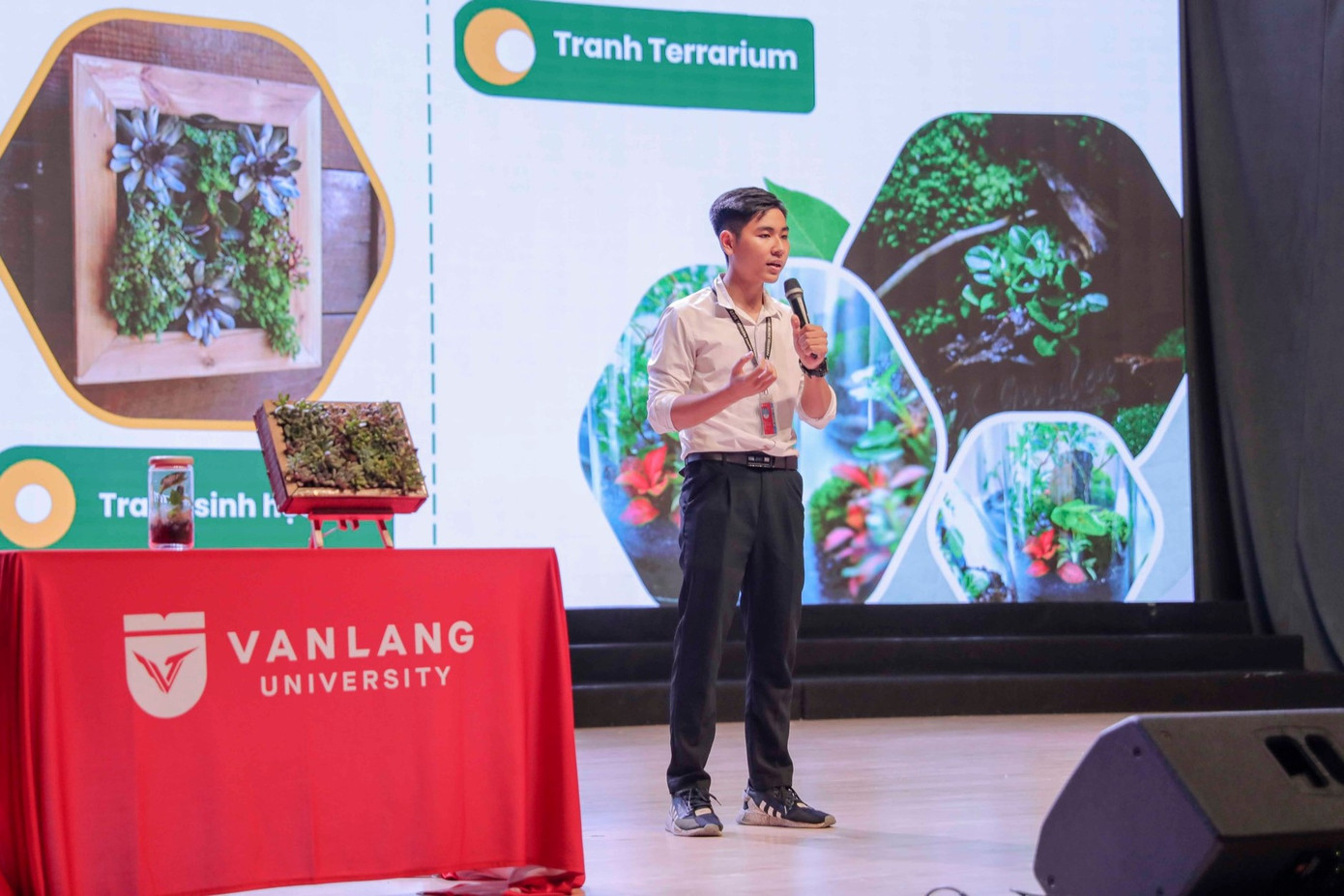 Đội Lá xanh trình bày sản phẩm trước Ban Giám khảo tại vòng Chung kết cuộc thi.