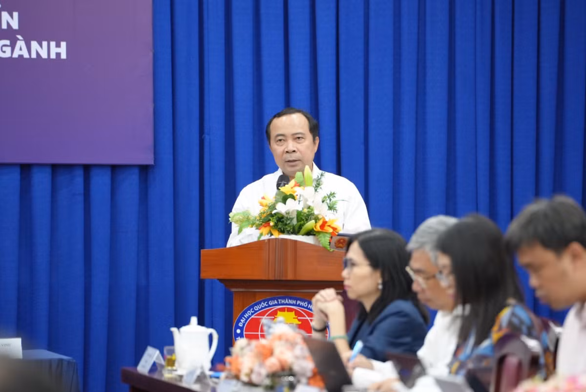 PGS. TS Vũ Hải Quân - Giám đốc ĐHQG TP. HCM thông tin tại buổi hội thảo. (Ảnh: ĐHQG TP. HCM)