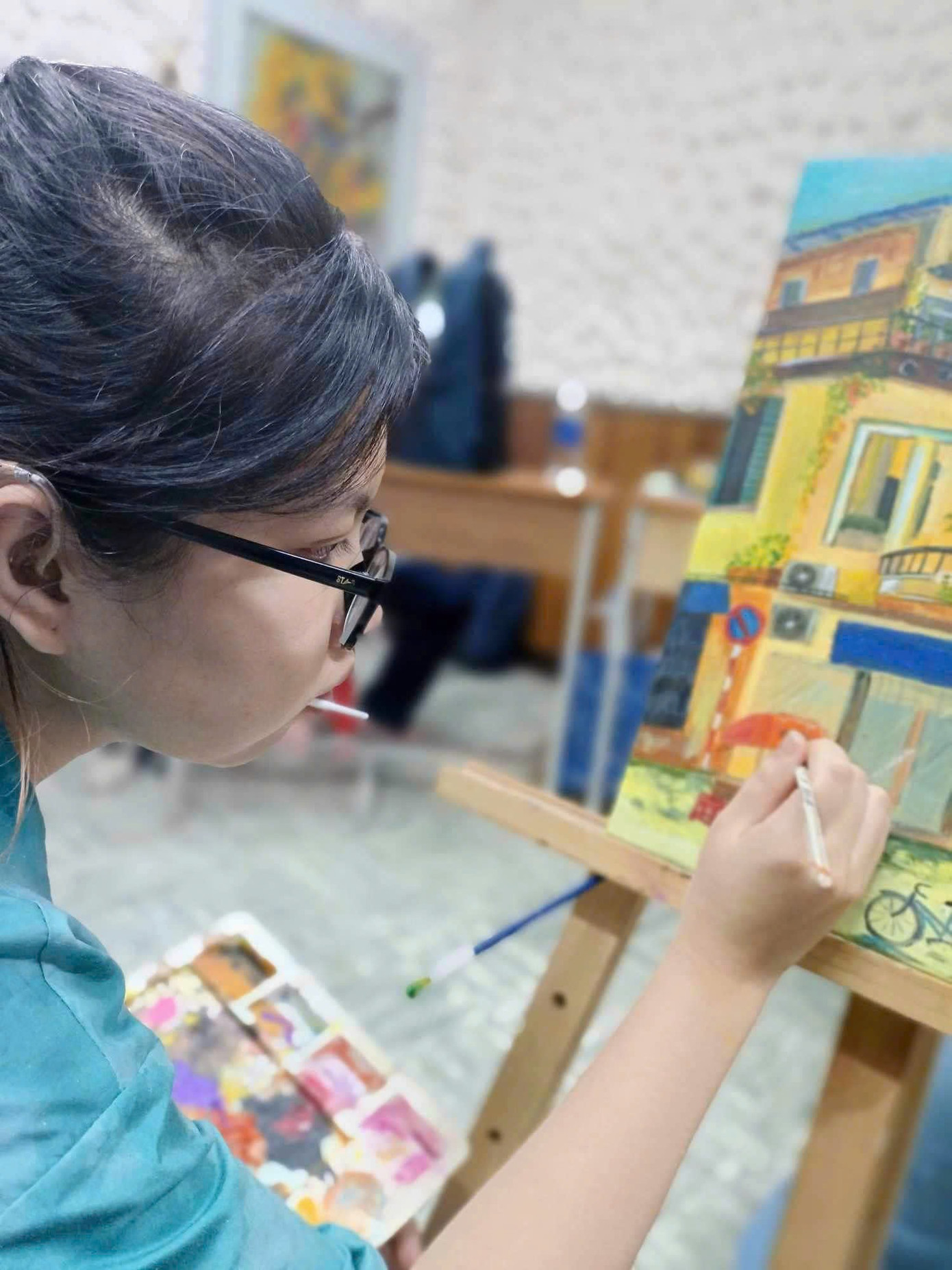 Như Nguyệt luôn sống hết mình với niềm đam mê vẽ. Như Nguyệt luôn sống hết mình với niềm đam mê vẽ.