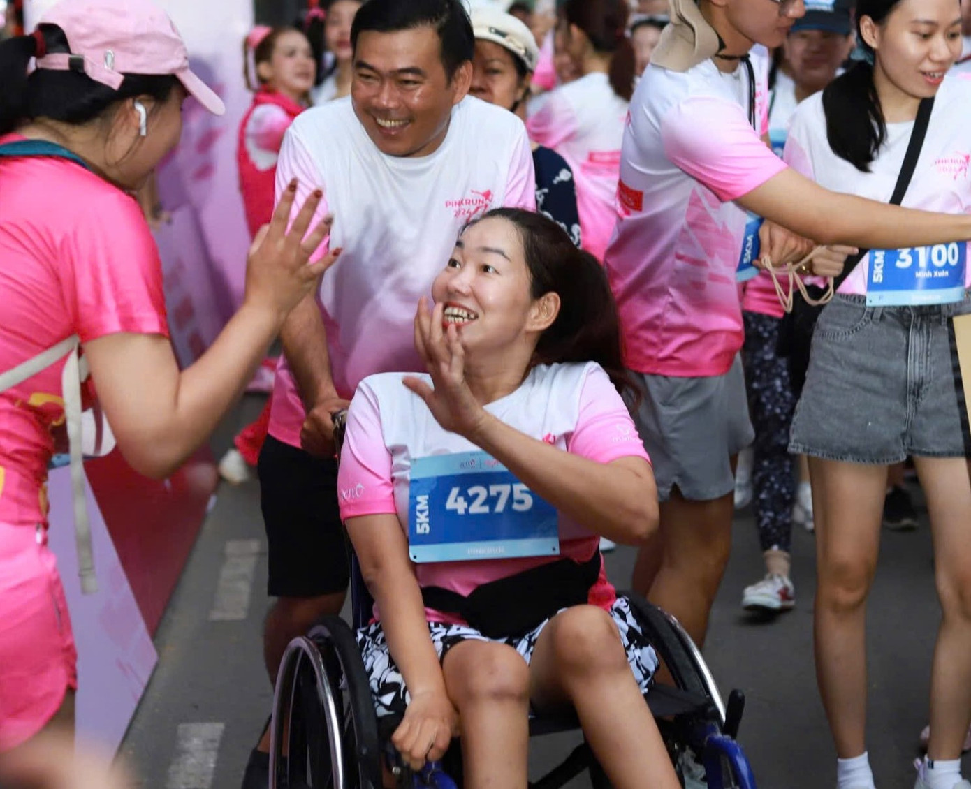 Niềm vui của các vận động viên tham gia giải chạy vì cộng đồng tại 'Ngày hội Nón Hồng 2024'. Niềm vui của các vận động viên tham gia giải chạy vì cộng đồng tại 'Ngày hội Nón Hồng 2024'.