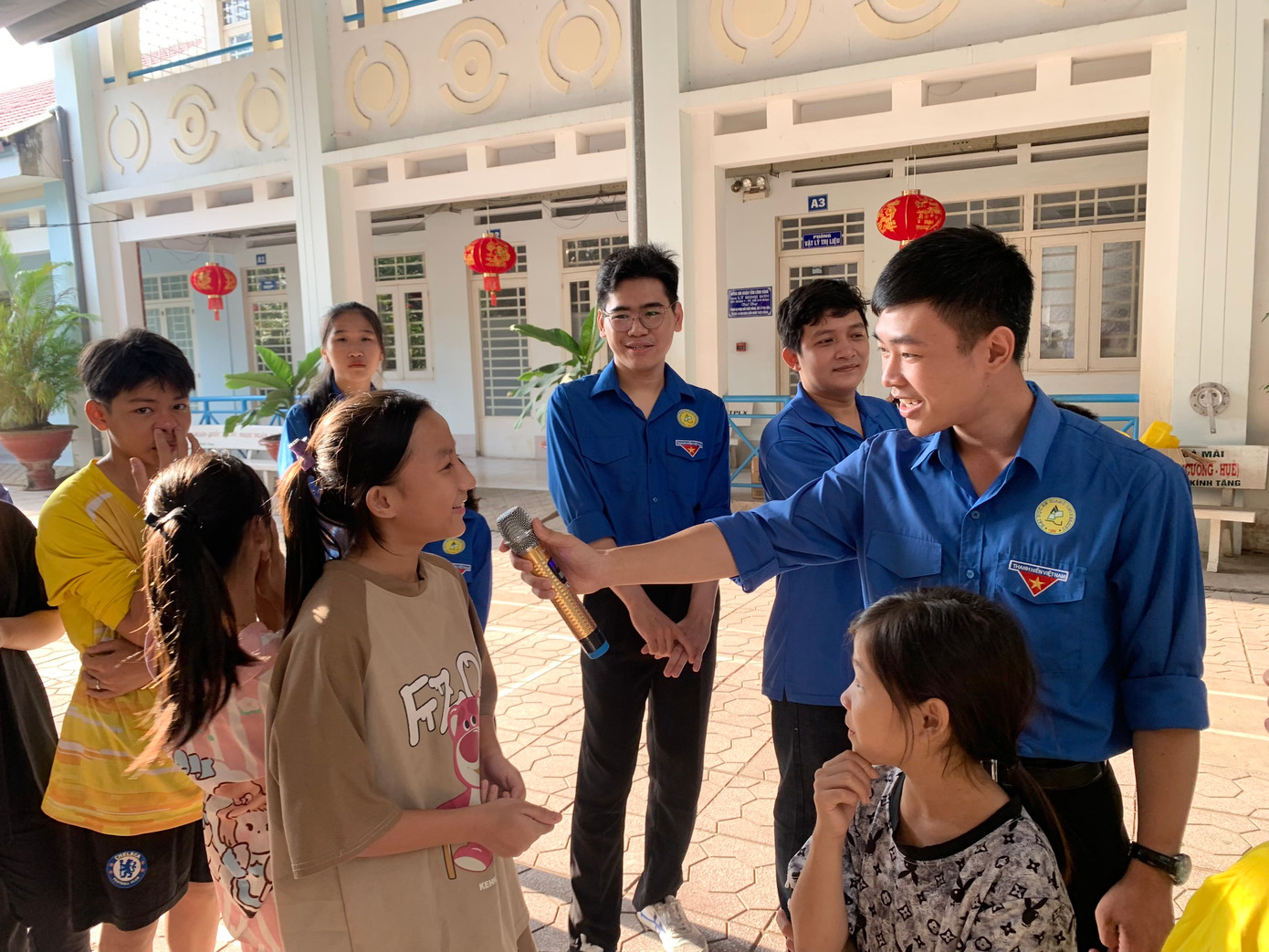 Chương trình tổ chức sân chơi và tặng quà cho các em nhỏ có hoàn cảnh khó khăn.