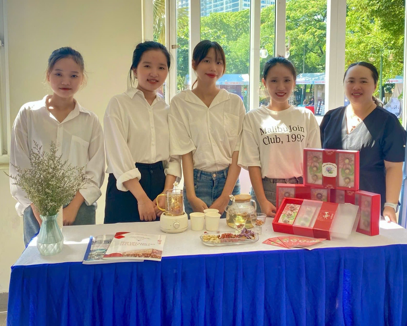 Dự án trà nở hoa nghệ thuật từ hoa súng xanh (Nymphaea Caerulea) đã xuất sắc giành giải Nhất tại cuộc thi ‘Công nghệ chế biến sau thu hoạch năm 2024’