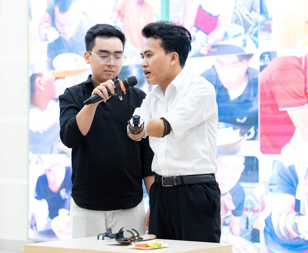 Nguyễn Ngọc Nhứt (Viện Công nghệ Việt Hàn, trường ĐH Công nghệ TP. HCM) trình bày sản phẩm trước Ban Giám khảo. Nguyễn Ngọc Nhứt (Viện Công nghệ Việt Hàn, trường ĐH Công nghệ TP. HCM) trình bày sản phẩm trước Ban Giám khảo.