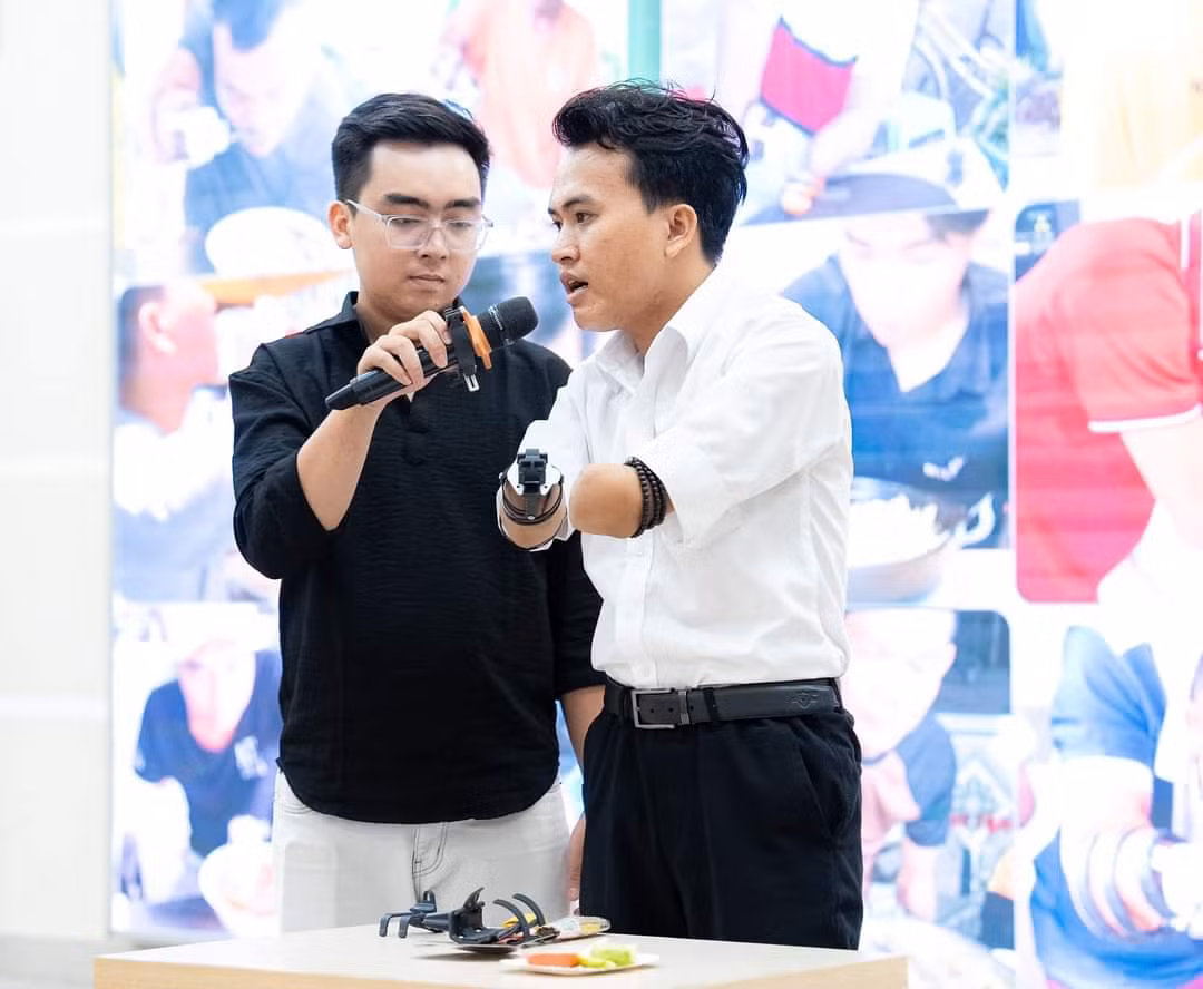 Nguyễn Ngọc Nhứt (Viện Công nghệ Việt Hàn, trường ĐH Công nghệ TP. HCM) trình bày sản phẩm trước Ban Giám khảo.