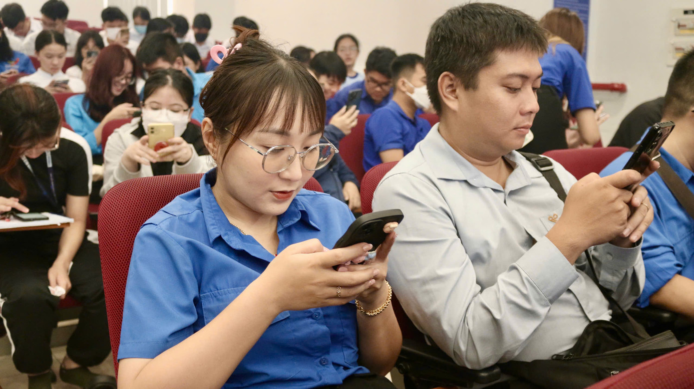 Các bạn trẻ tập trung tham gia phần thi trắc nghiệm tiếng Anh.