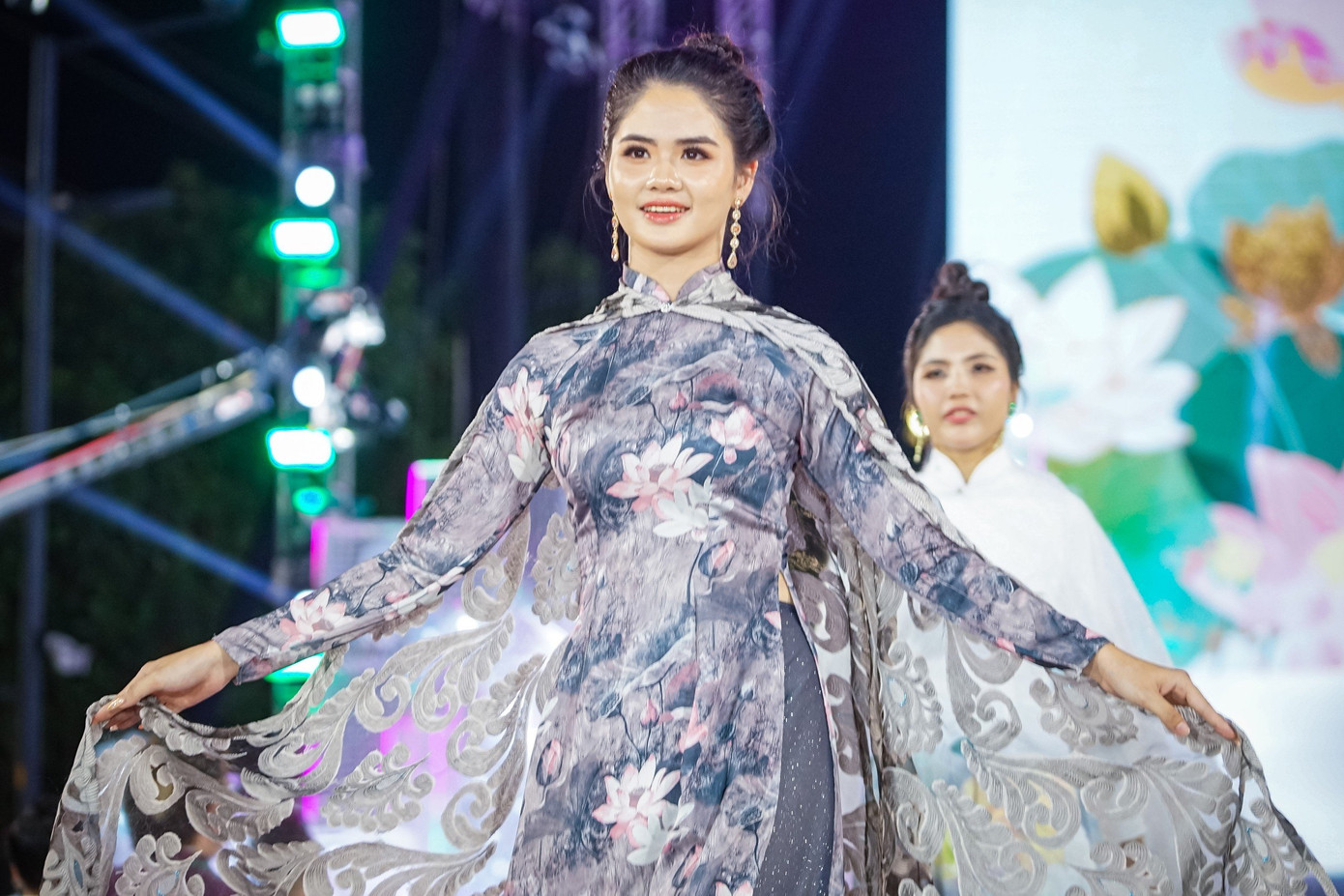 Khoác lên mình bộ trang phục áo dài thướt tha được may từ chất liệu vải nhung trong bộ sưu tập của nhà thiết kế Huy Doãn, Mã Lương Thiên Nhi và Nguyễn Thị Kim Ngân (trường ĐH Ngân hàng TP. HCM) cho biết, các bạn rất hy vọng màn trình diễn của mình có thể góp phần lan toả niềm tự hào khi được khoác lên tà áo dài Việt Nam.