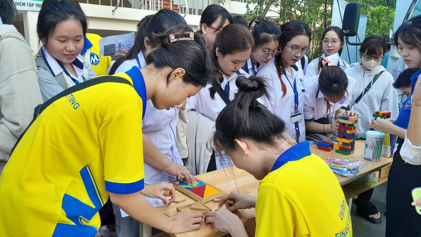 Các bạn sinh viên tham gia một hoạt động sáng tạo tại Liên hoan. Các bạn sinh viên tham gia một hoạt động sáng tạo tại Liên hoan.