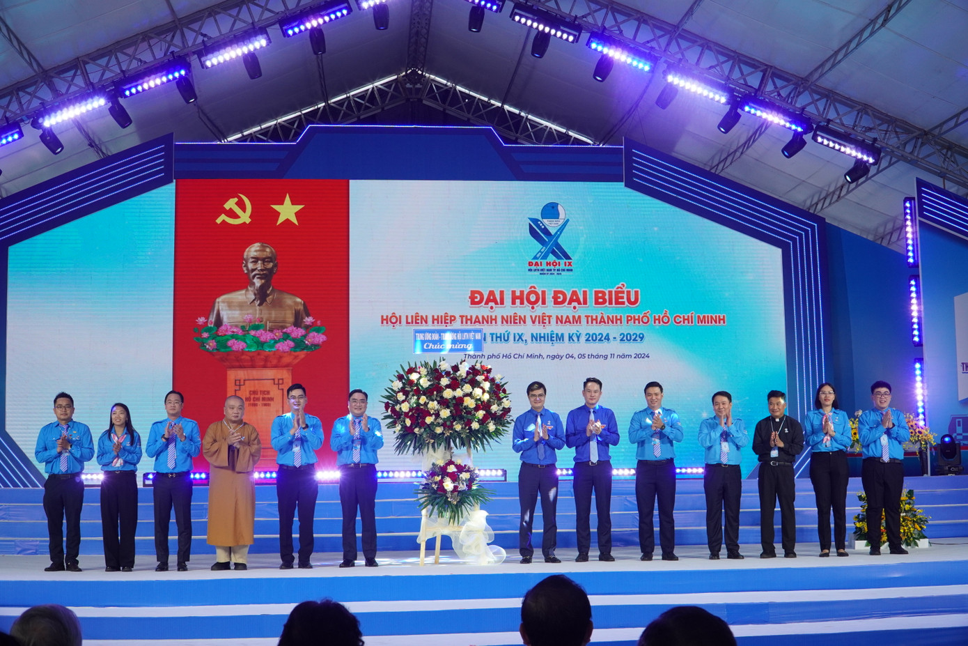 Anh Bùi Quang Huy - Ủy viên dự khuyết BCH T.Ư Đảng, Bí thư thứ nhất T.Ư Đoàn TNCS Hồ Chí Minh (giữa) thay mặt BCH T.Ư Đoàn tặng hoa Đại hội. Anh Bùi Quang Huy - Ủy viên dự khuyết BCH T.Ư Đảng, Bí thư thứ nhất T.Ư Đoàn TNCS Hồ Chí Minh (giữa) thay mặt BCH T.Ư Đoàn tặng hoa Đại hội.