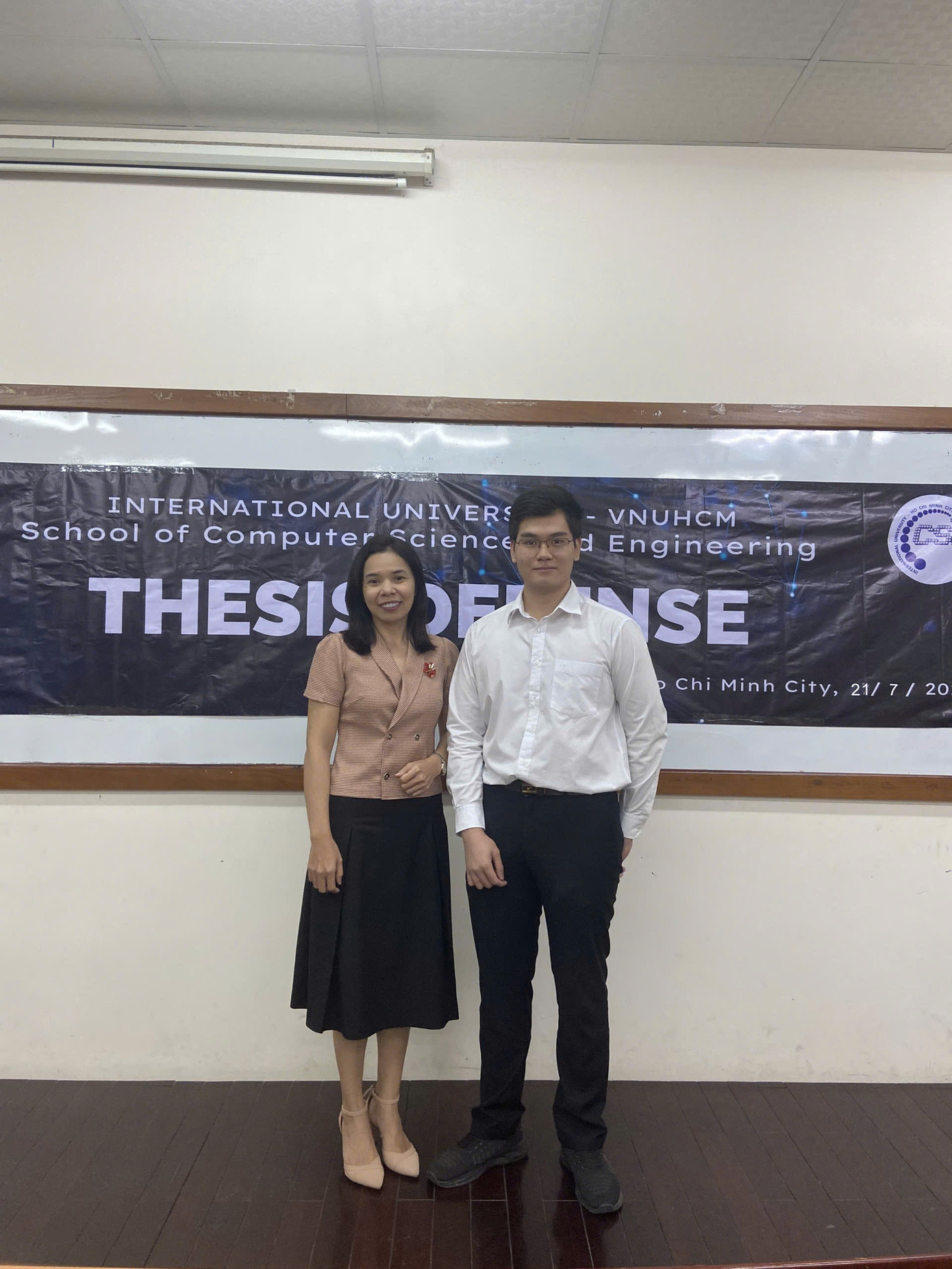 Hồng Quân bảo vệ luận văn cuối khoá cùng cô Huỳnh Khả Tú. Hồng Quân bảo vệ luận văn cuối khoá cùng cô Huỳnh Khả Tú.