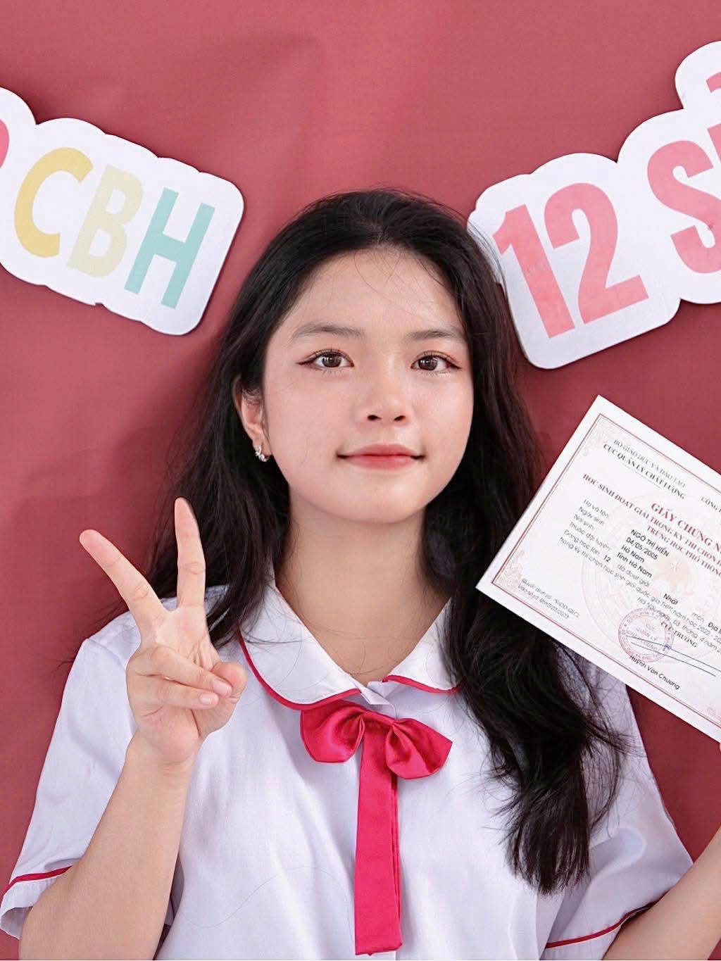 Ngô Thị Hiền chụp ảnh cùng giấy chứng nhận đoạt giải Nhất Học sinh Giỏi Quốc gia môn Địa lý. (Ảnh: NVCC) Ngô Thị Hiền chụp ảnh cùng giấy chứng nhận đoạt giải Nhất Học sinh Giỏi Quốc gia môn Địa lý. (Ảnh: NVCC)