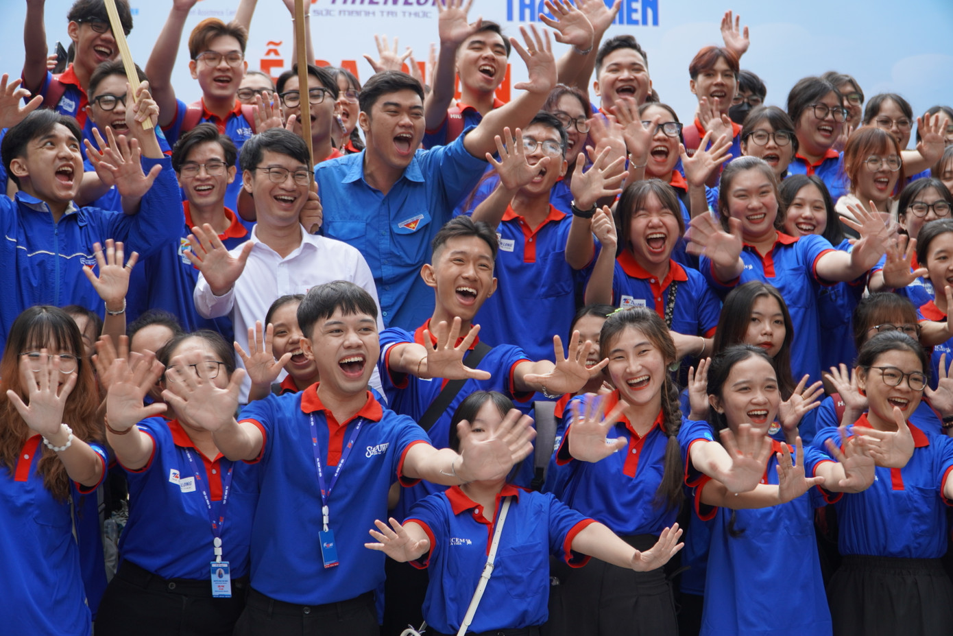 Sinh viên tình nguyện phấn khởi tại Lễ ra quân chương trình &apos;Tiếp sức mùa thi&apos; năm 2024.