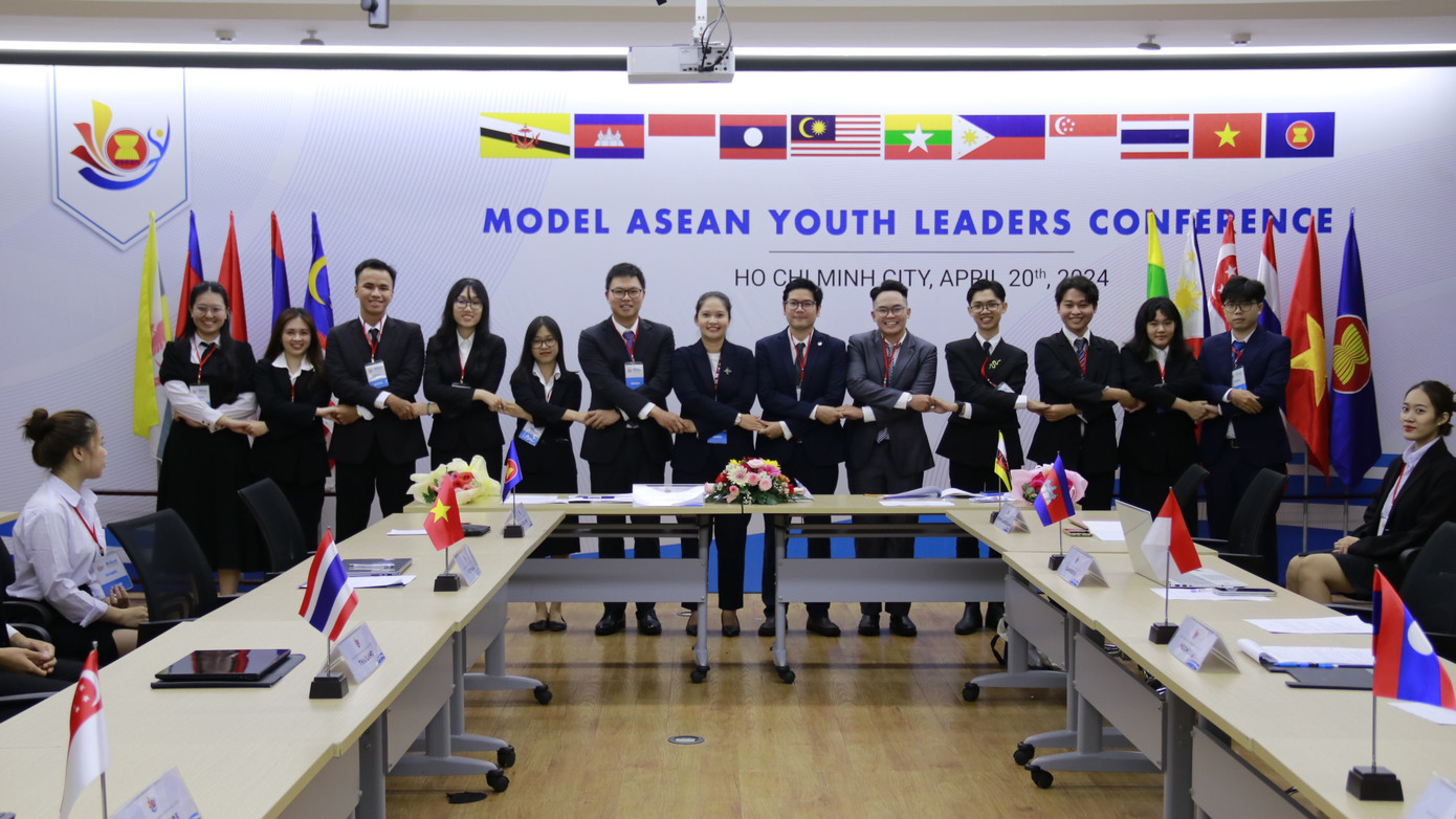 Minh Khôi (thứ ba, từ phải sang) cùng các đại biểu thực hiện nghi thức bắt tay ASEAN tại vòng Chung kết cuộc thi. (Ảnh: NVCC)