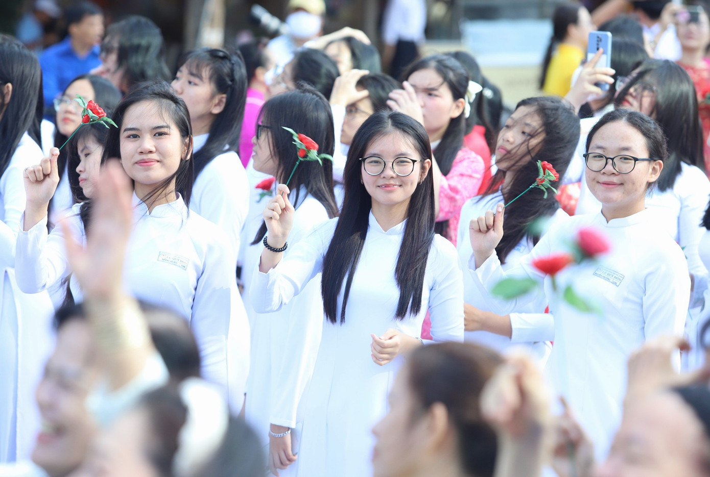 Bạn trẻ tham gia trình diễn áo dài tại Phố đi bộ Nguyễn Huệ sáng 8/3. (Ảnh: Ngô Tùng) Bạn trẻ tham gia trình diễn áo dài tại Phố đi bộ Nguyễn Huệ sáng 8/3. (Ảnh: Ngô Tùng)