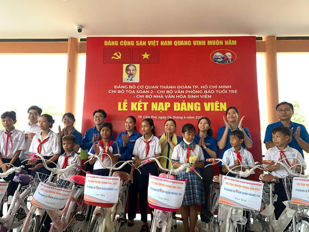 Tặng quà cho các em học sinh trong khuôn khổ Hội trại. (Ảnh: TLTĐ) Tặng quà cho các em học sinh trong khuôn khổ Hội trại. (Ảnh: TLTĐ)