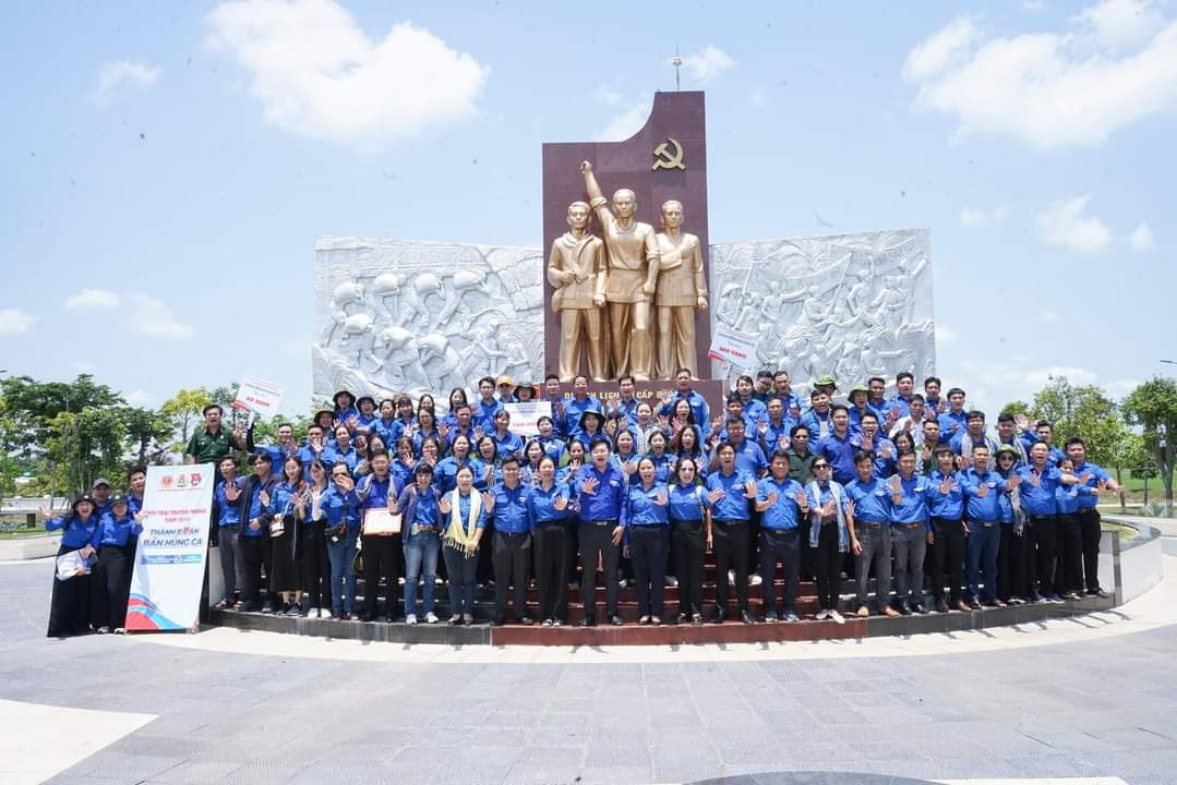 Các trại sinh dâng hương tại Khu di tích Chi bộ An Nam Cộng sản Đảng Cờ Đỏ - Chi bộ Đảng đầu tiên của TP. Cần Thơ. (Ảnh: TLTĐ) Các trại sinh dâng hương tại Khu di tích Chi bộ An Nam Cộng sản Đảng Cờ Đỏ - Chi bộ Đảng đầu tiên của TP. Cần Thơ. (Ảnh: TLTĐ)