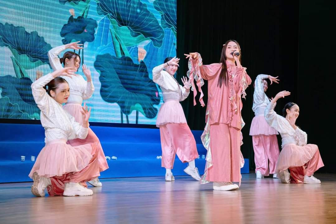 Ca sĩ Phương Mỹ Chi mang đến tiết mục sôi động tại chương trình bế mạc. (Ảnh: HSV TP. HCM)