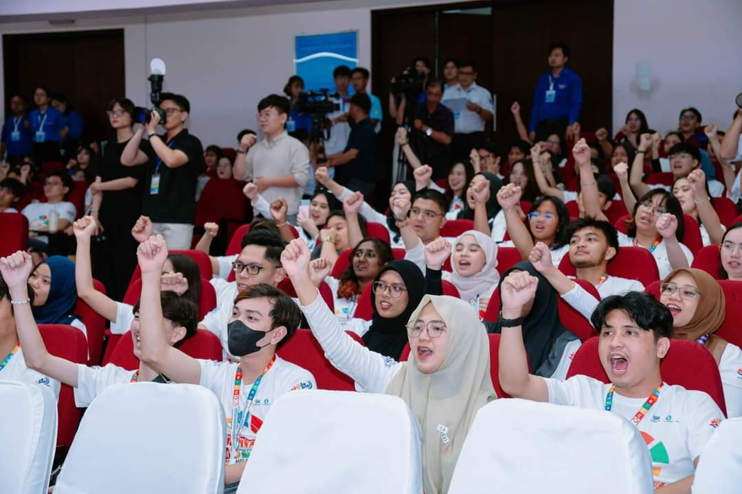 Sinh viên quốc tế cuồng nhiệt theo các tiết mục văn nghệ tại Lễ bế mạc. (Ảnh: HSV TP. HCM)