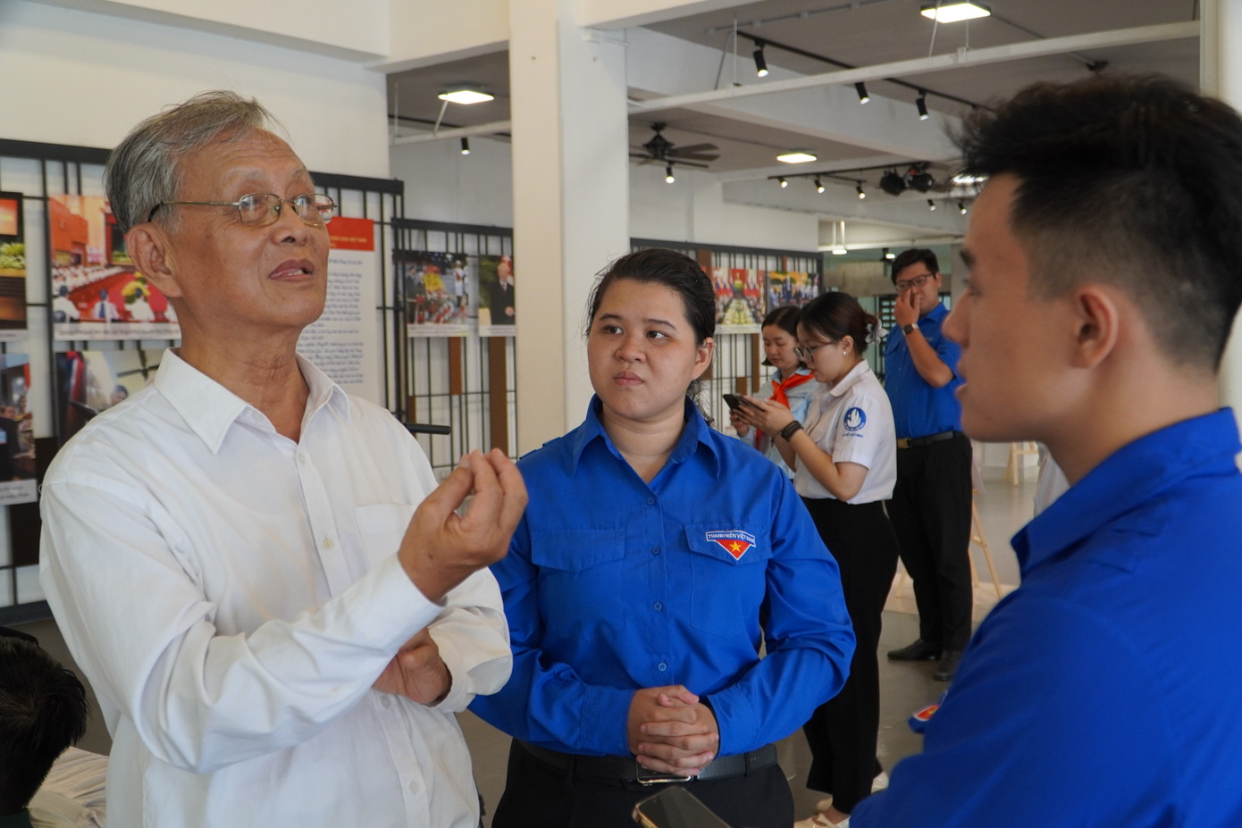 Thầy Hoàng Đôn Nhật Tân (giáo viên trường Trung cấp Du lịch & Khách sạn Saigontourist) chia sẻ: "Lý luận của Tổng Bí thư Nguyễn Phú Trọng soi rõ cho tôi tự tin trong các bài giảng đến học sinh, sinh viên. Chính cuộc đời và sự nghiệp của Tổng Bí thư sẽ là bài học sống động nhất cho thế hệ trẻ hôm nay và mai sau noi theo". Thầy Hoàng Đôn Nhật Tân (giáo viên trường Trung cấp Du lịch & Khách sạn Saigontourist) chia sẻ: "Lý luận của Tổng Bí thư Nguyễn Phú Trọng soi rõ cho tôi tự tin trong các bài giảng đến học sinh, sinh viên. Chính cuộc đời và sự nghiệp của Tổng Bí thư sẽ là bài học sống động nhất cho thế hệ trẻ hôm nay và mai sau noi theo".