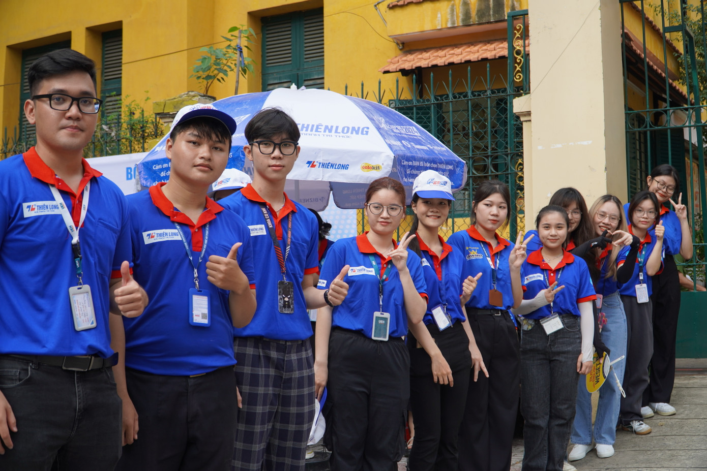 Sinh viên tình nguyện 'Tiếp sức màu thi' chuẩn bị chào đón sĩ tử xong môn thi thứ nhất. (Ảnh: Văn Tiệp) Sinh viên tình nguyện 'Tiếp sức màu thi' chuẩn bị chào đón sĩ tử xong môn thi thứ nhất. (Ảnh: Văn Tiệp)