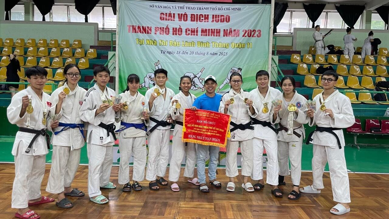 Anh Sơn dẫn học trò đi thi đấu Giải vô địch Judo TP. HCM năm 2023. (Ảnh: NVCC)